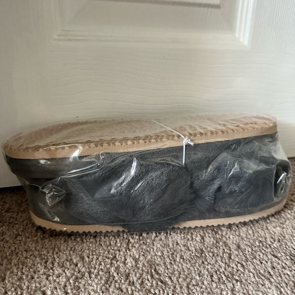 Comwarm Women's Fuzzy Slippers Fluffy Open Toe House Slippers - Picture 2 of 2